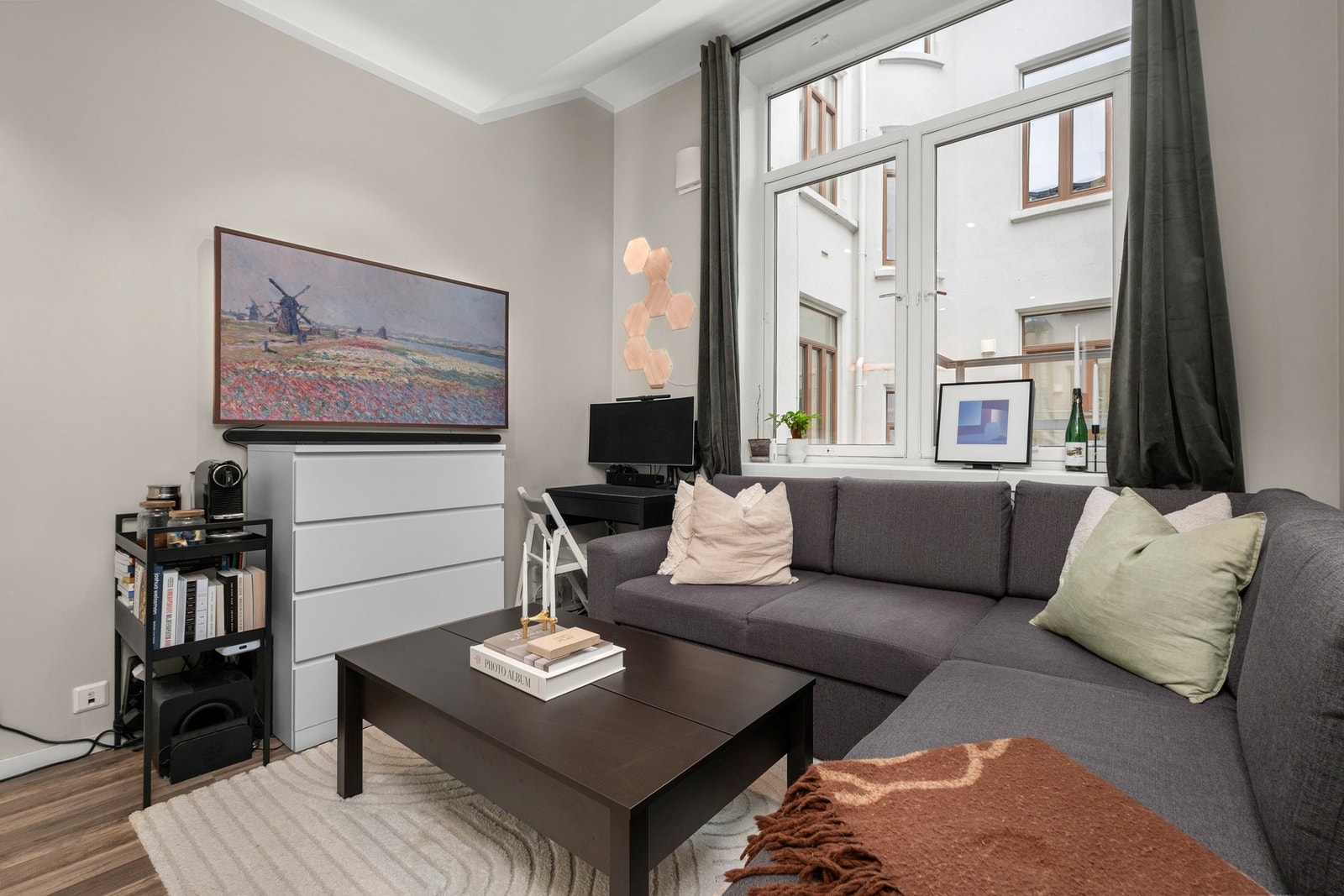 Dagens eier har utnyttet arealene på en smart og effektiv måte slik at man får plass til alt man trenger av møbler i hverdagen. Galleribilde