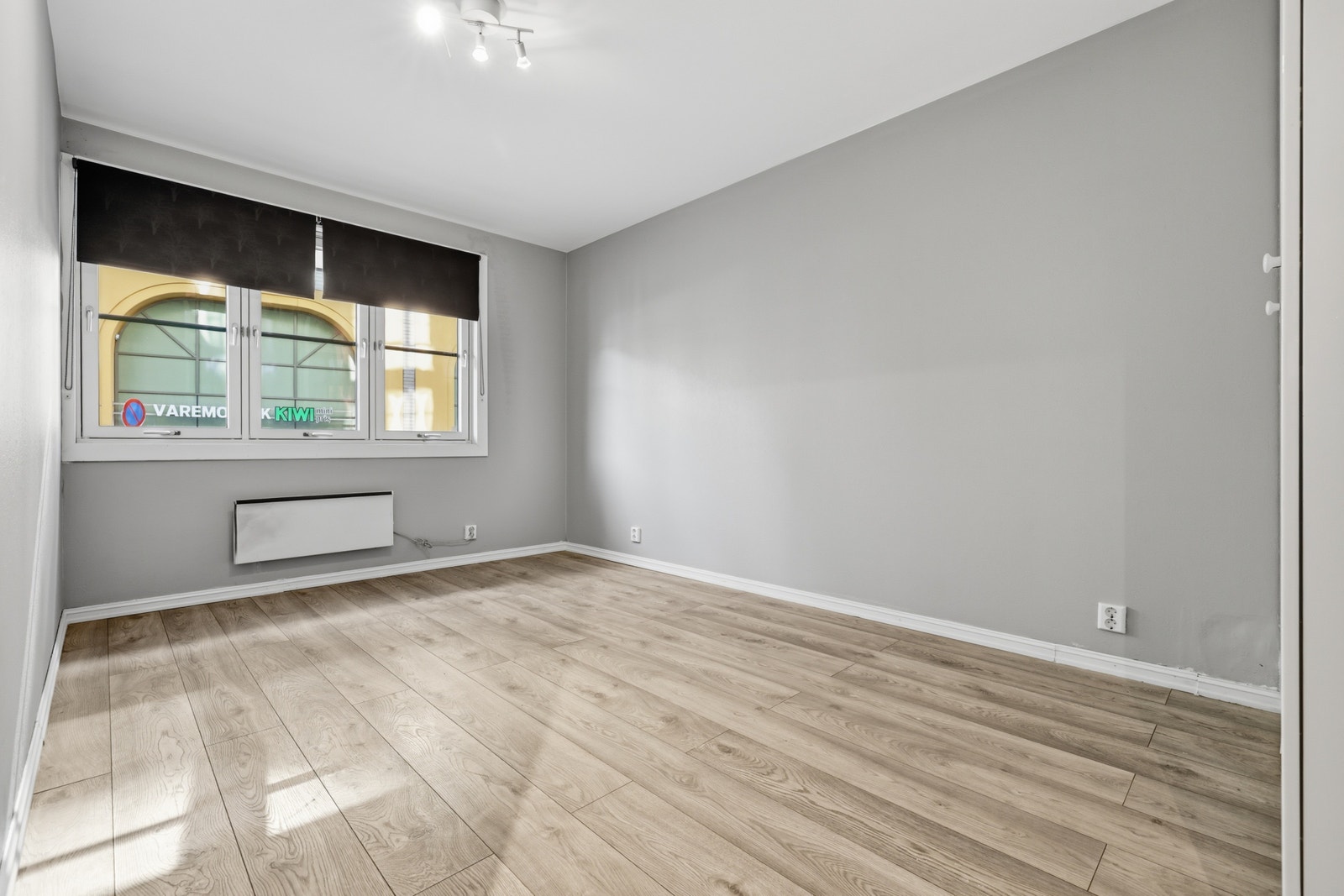 Soverom 2. Stort og romslig soverom med god plass til blant annet dobbeltseng. Galleribilde