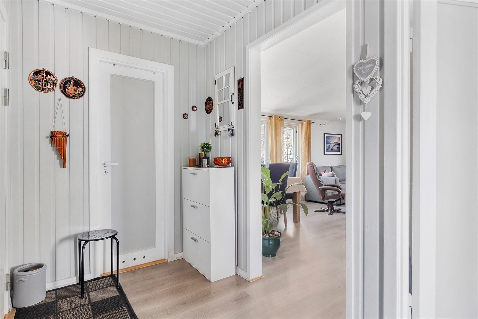 Lys og innbydende entré med plass til yttertøy og sko. Galleribilde