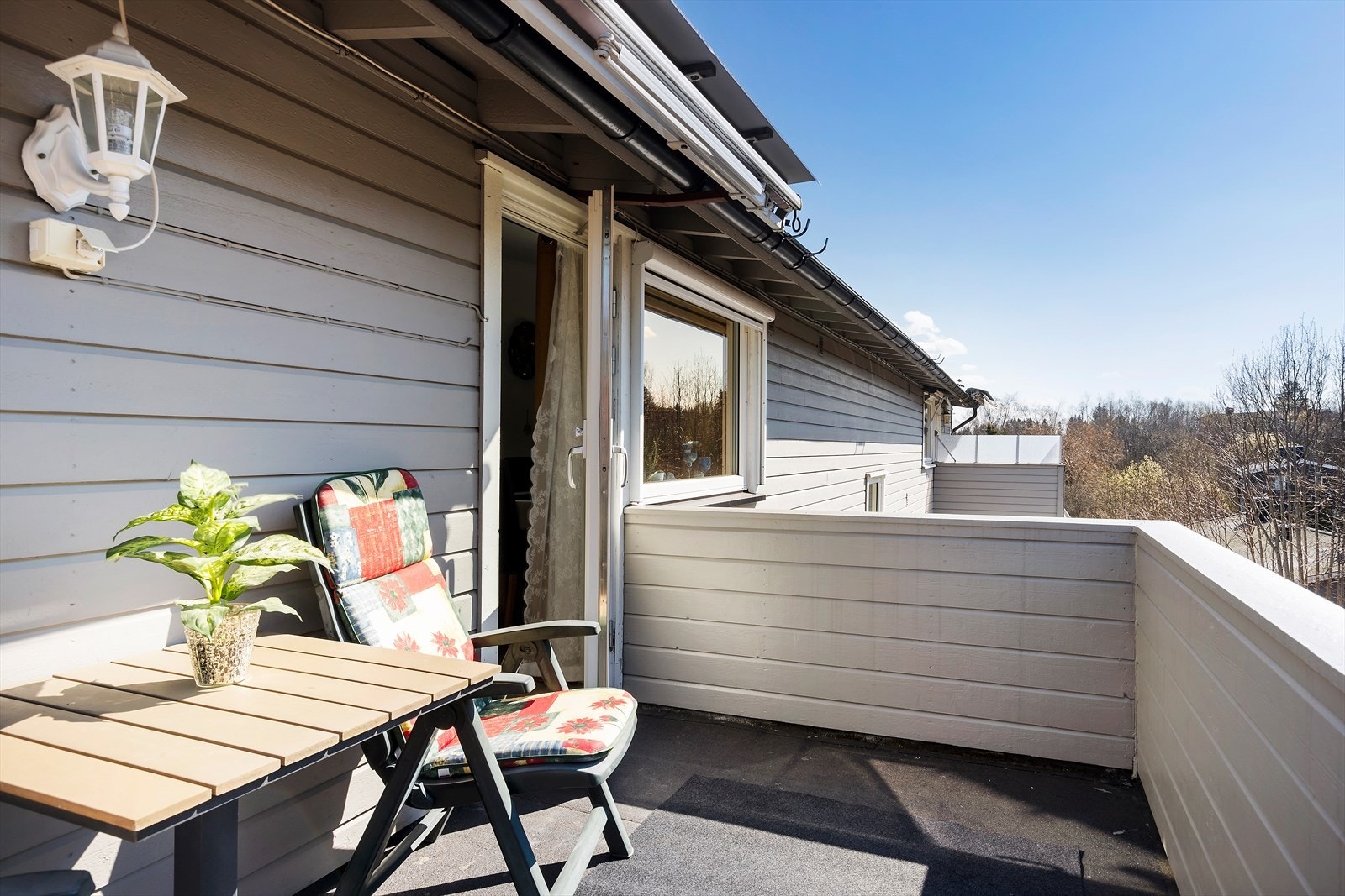 Verandaen ligger godt til med fin utsikt over nærområdet. Galleribilde