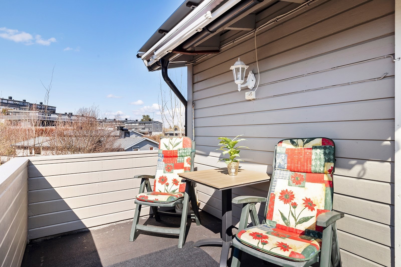 Verandaen har markise, utebelysning og stikkontakt. Galleribilde
