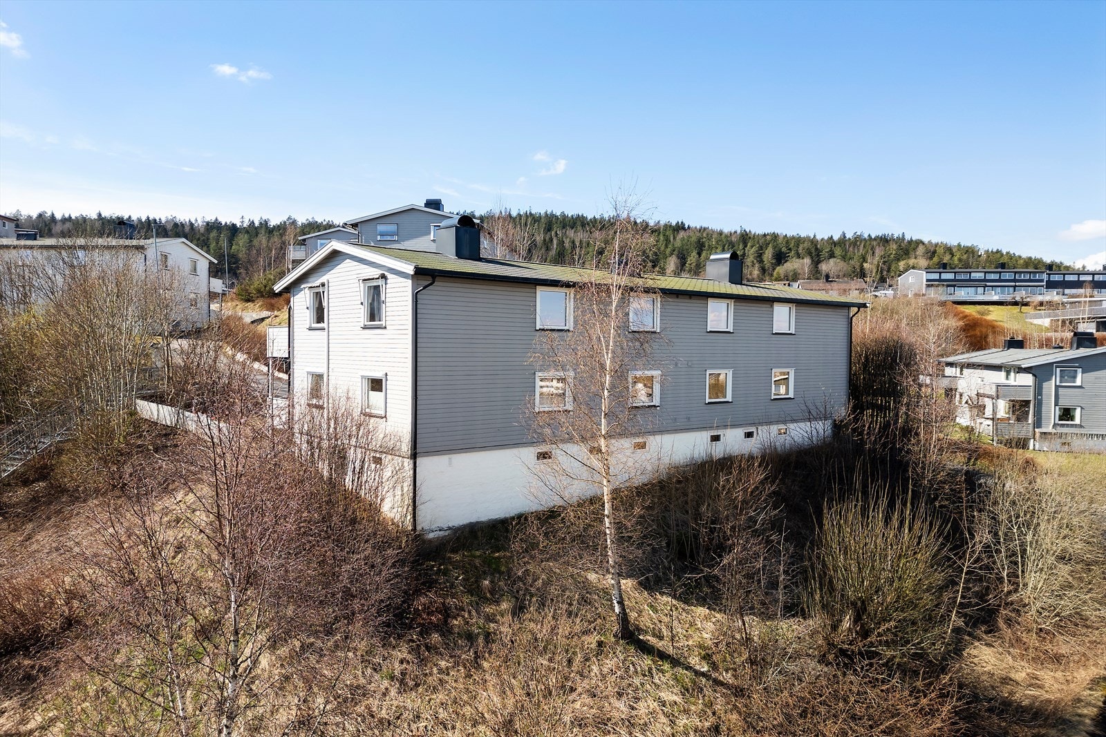 Bygget ligger fint til i terrenget med gode lys- og solforhold. Galleribilde