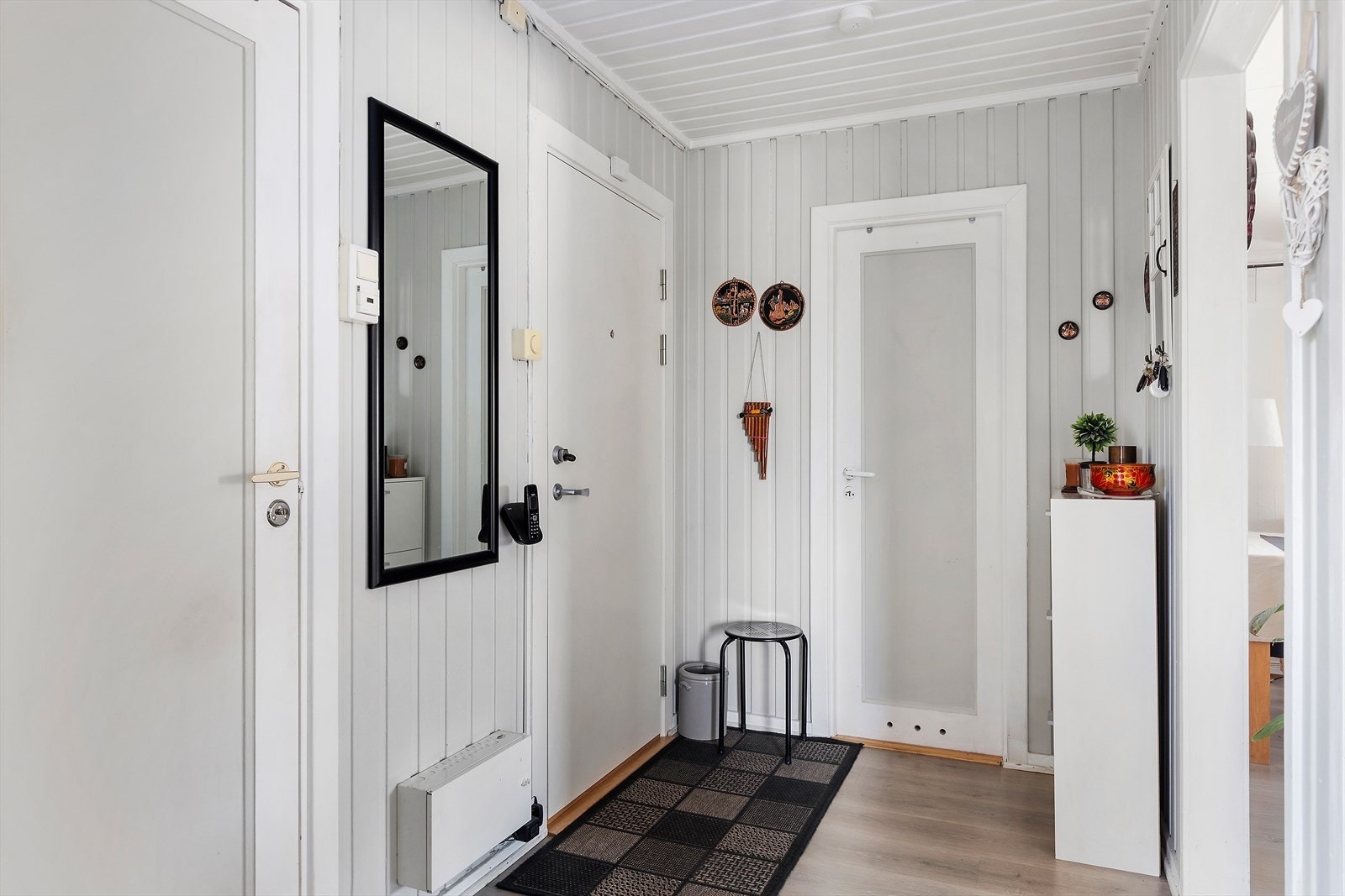 Fra entreen er det adgang til praktisk innebod. I tillegg disponerer leiligheten to boder i kjelleren på ca. 8,2 m² og ca. 3,7 m². Galleribilde
