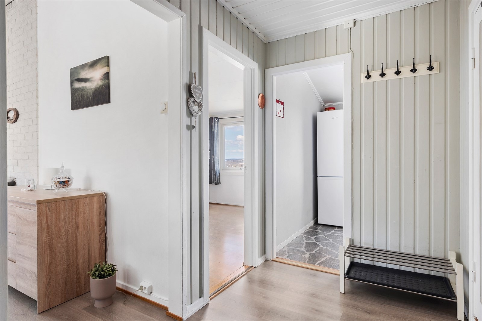 Pent gulv og lystmalte vegger. Galleribilde