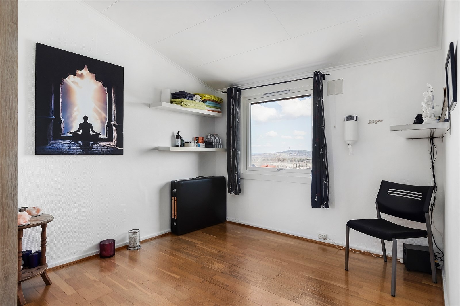 Soverom 2 har også flott utsikt! God plass til seng, nattbord. Galleribilde
