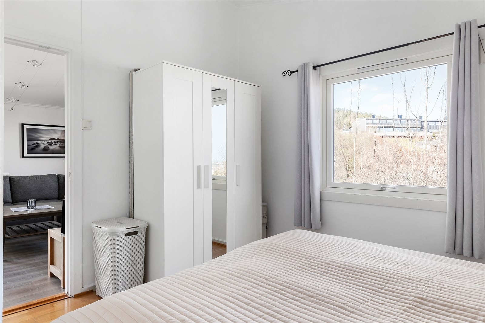 Soverom med garderobeskap. Galleribilde