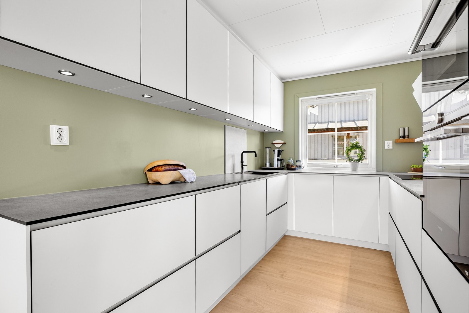 Moderne kjøkken fra 2019 med svært funksjonell utforming, god lagringsplass og downlights under overskap. Galleribilde
