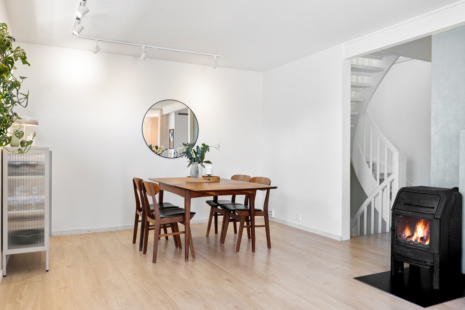 Mellom stuen og spisestuen er det også en koselig vedovn som gir lun varme og god stemning på kalde dager. Galleribilde