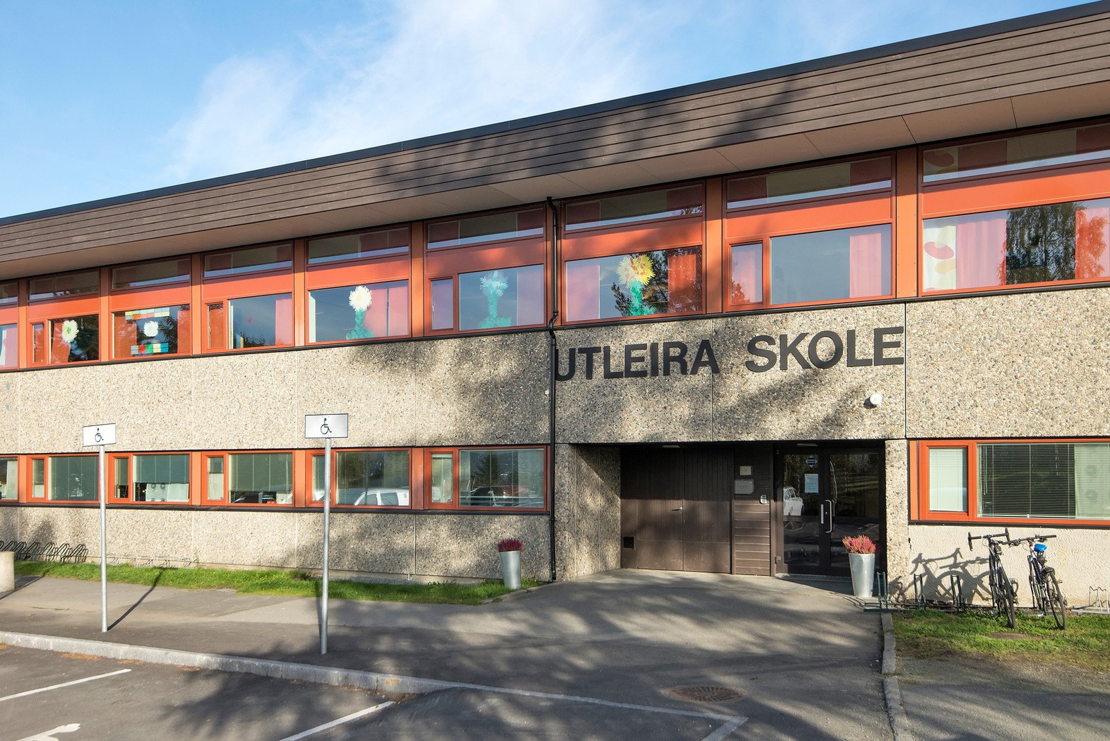 Boligen sokner til Utleira barneskole som ligger ca. 500 meter fra boligen. Galleribilde