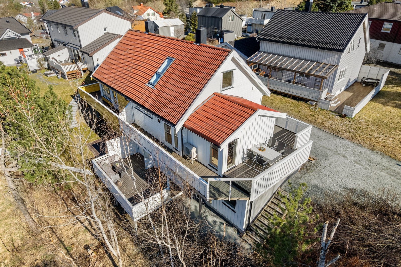 Boligen ligger tilbaketrukket og barnevennlig til innerst i en blindvei, med mye utsikt, minimalt med innsyn fra naboer og lite støy. Galleribilde