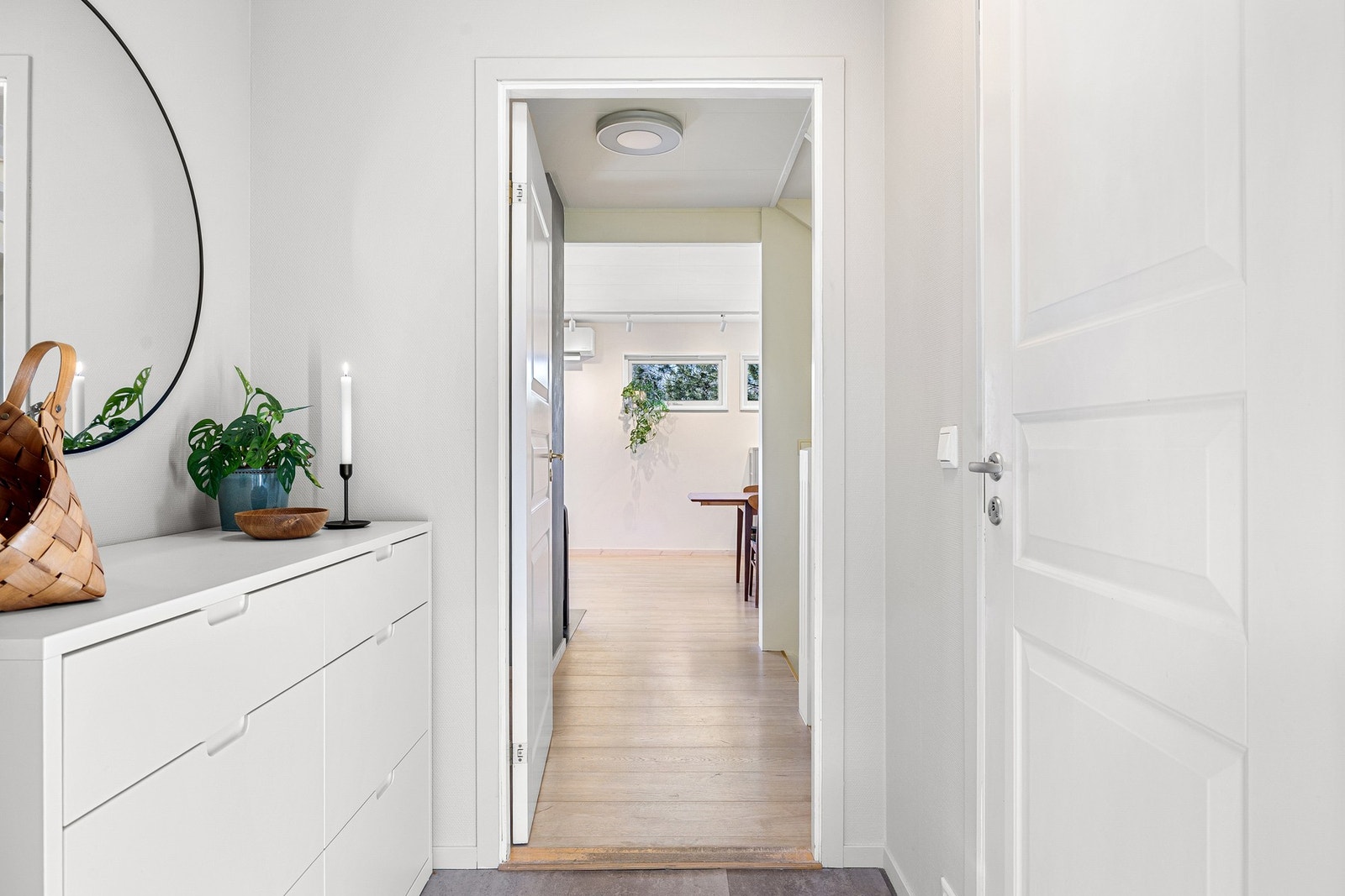 Innbydende entré med direkte tilgang på toalettrom. Galleribilde