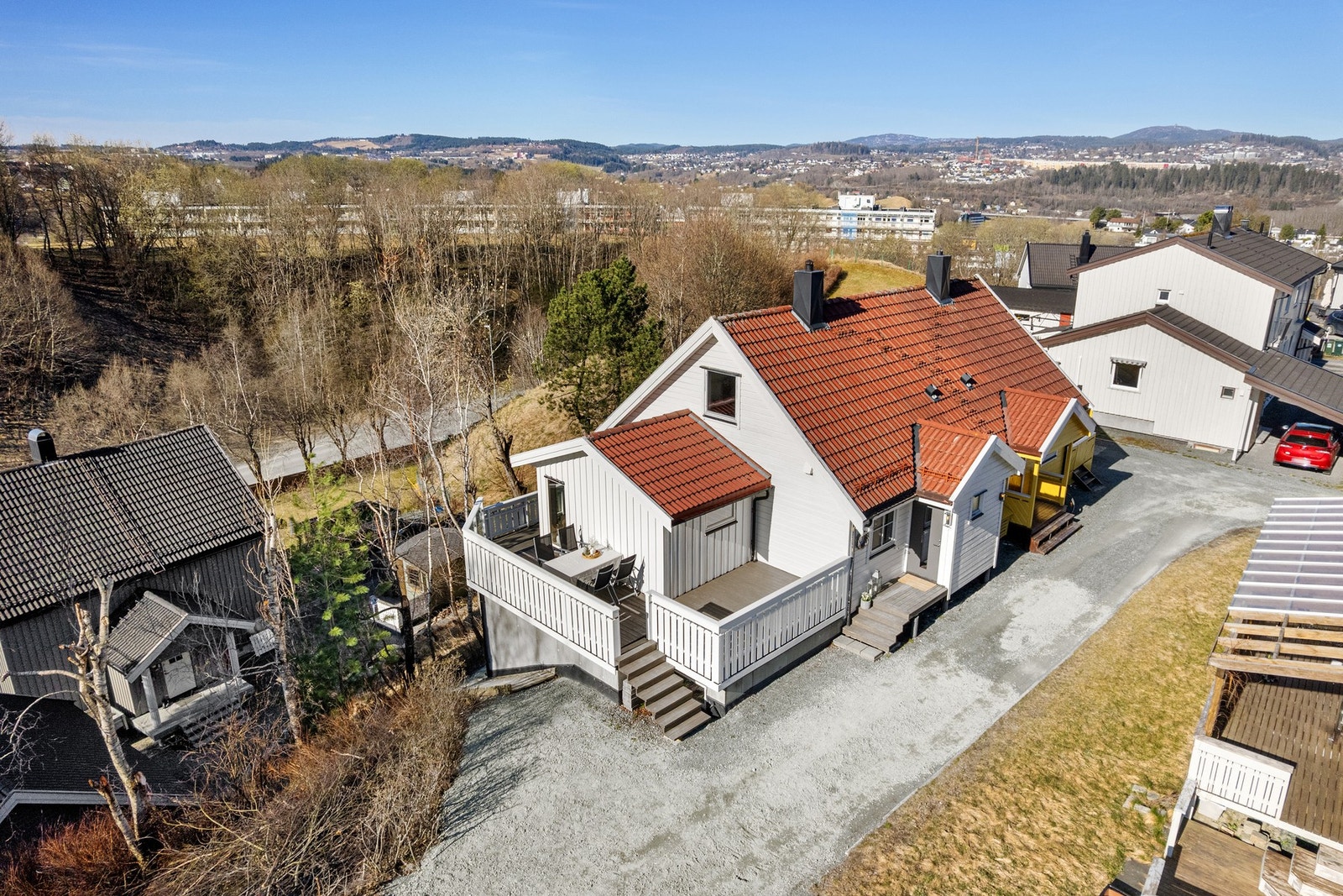En vertikaldelt tomannsbolig beliggende i et meget populært område på Stubban. Galleribilde