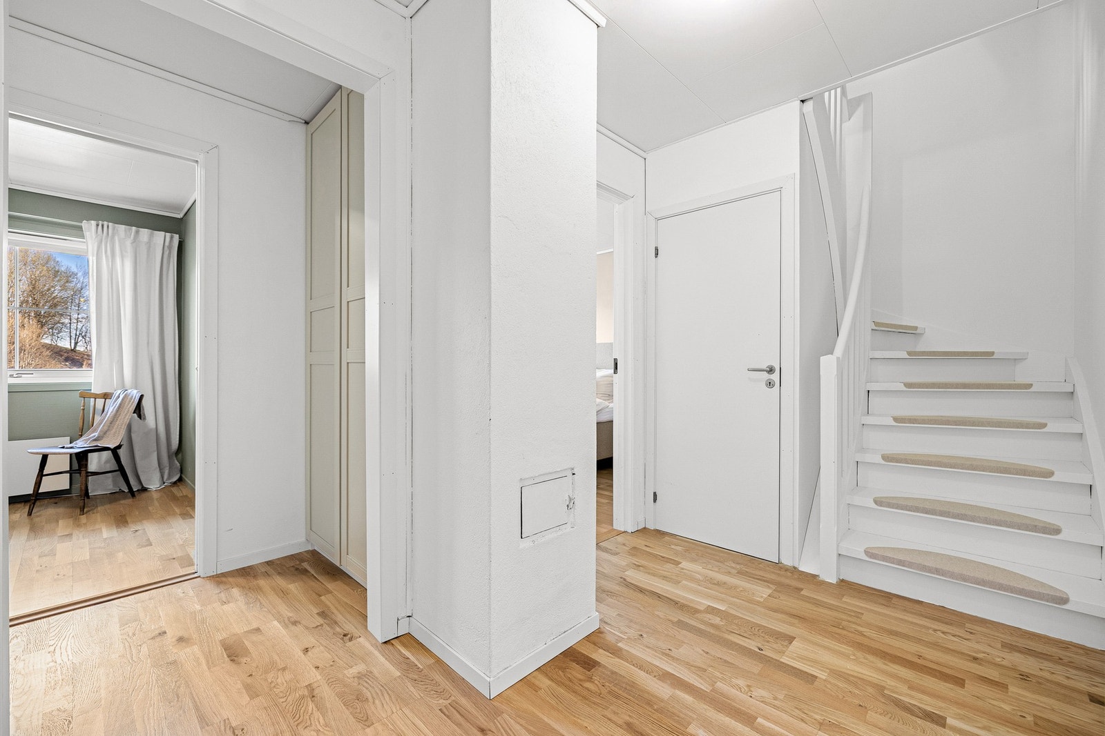 Ekstra lagringsplass i bod under trappen. Boligen har også vaskerom i sokkeletasjen. Galleribilde