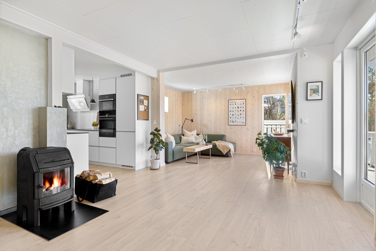 Boligen har en familievennlig planløsning over tre plan med soverom og bad i sokkeletasje, en åpen stue-/kjøkkenløsning og en allsidig loftstue med mulighet for ekstra soverom. Galleribilde