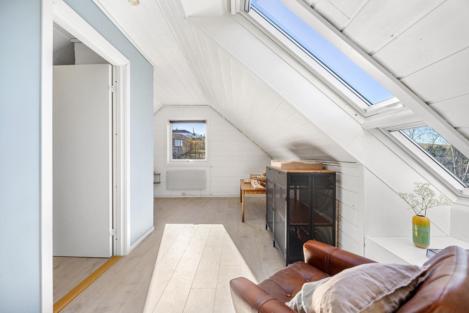 Koselig loftstue med skråtak og mye lysinnslipp fra takvinduer. Galleribilde