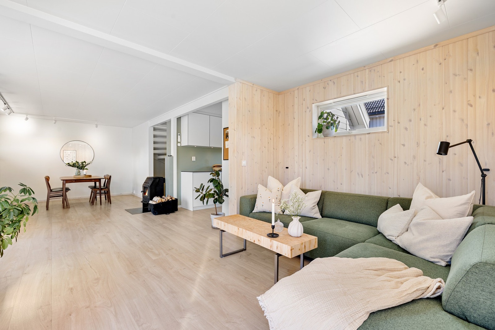 God plass til en stor hjørnesofa med plass til hele familien. Galleribilde