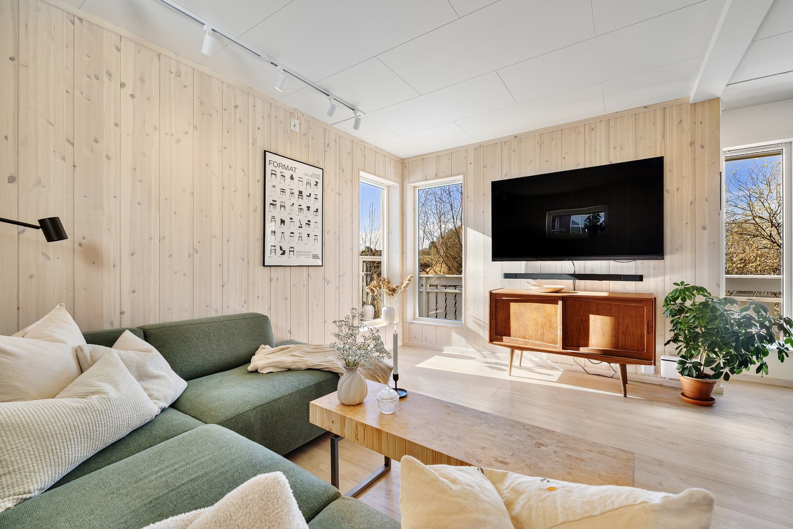 Vinduer på flere sider av rommet sørger for god lysgjennomstrømming. Galleribilde
