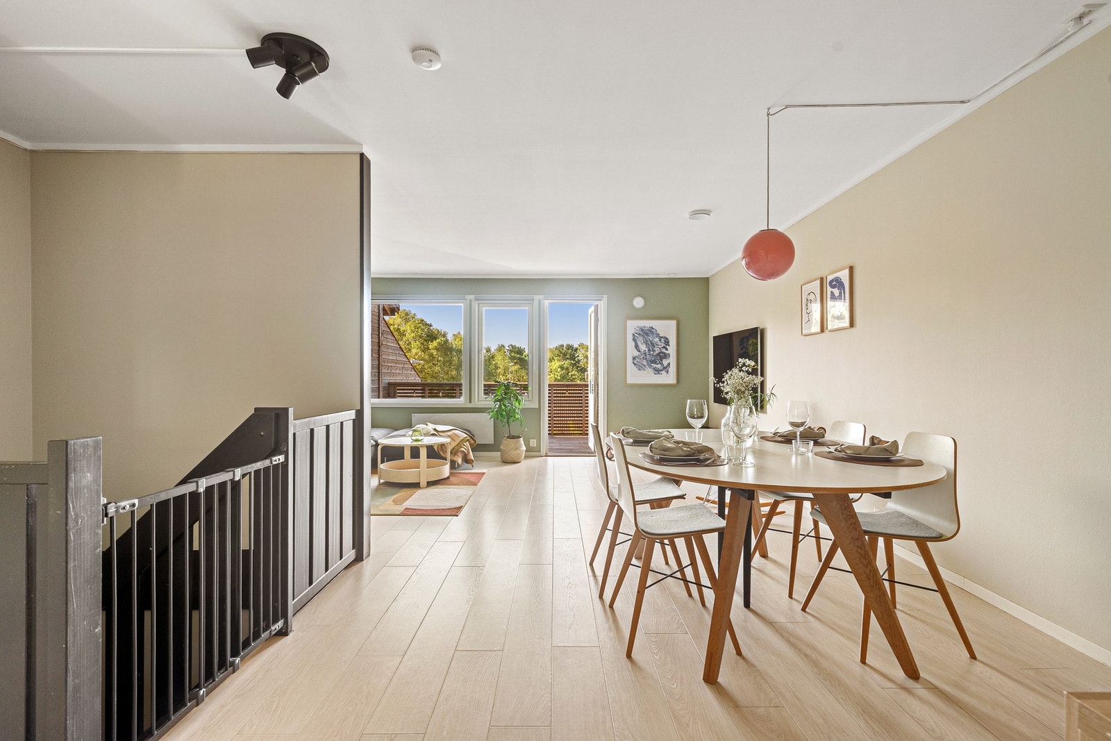 Stuen byr på flere soner - perfekt for både spiseplass og sofakrok. Galleribilde