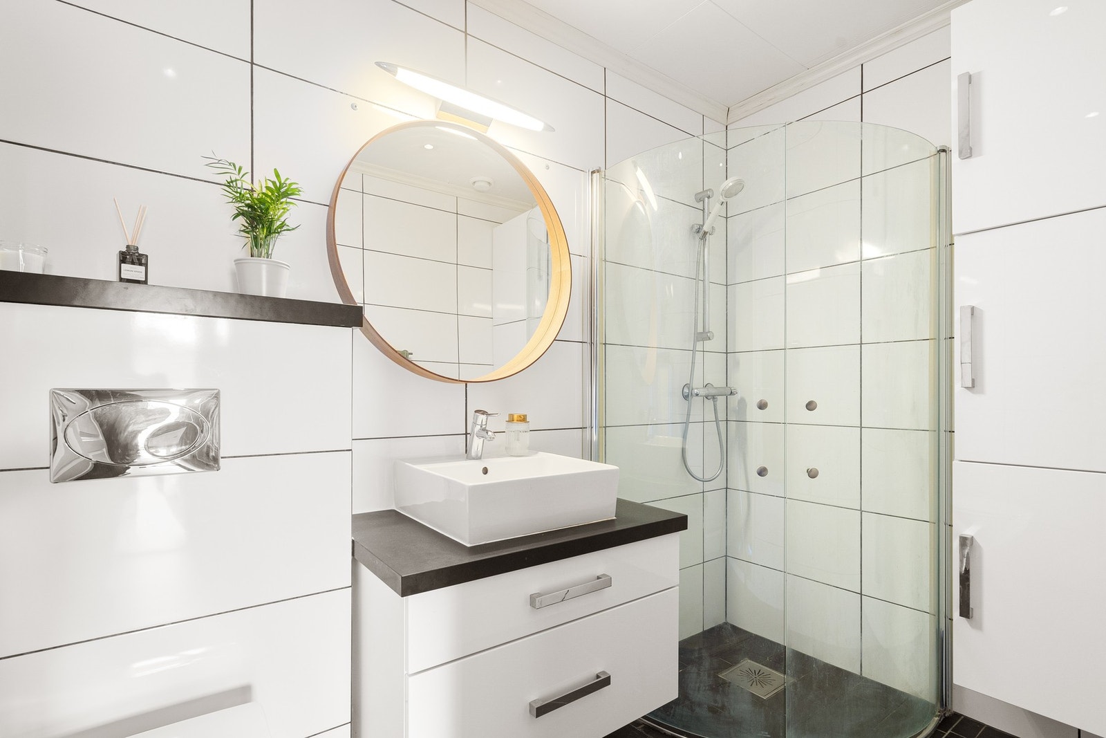 Badet er lyst og tidløst, flislagt og har varmekabler i gulvet. Galleribilde