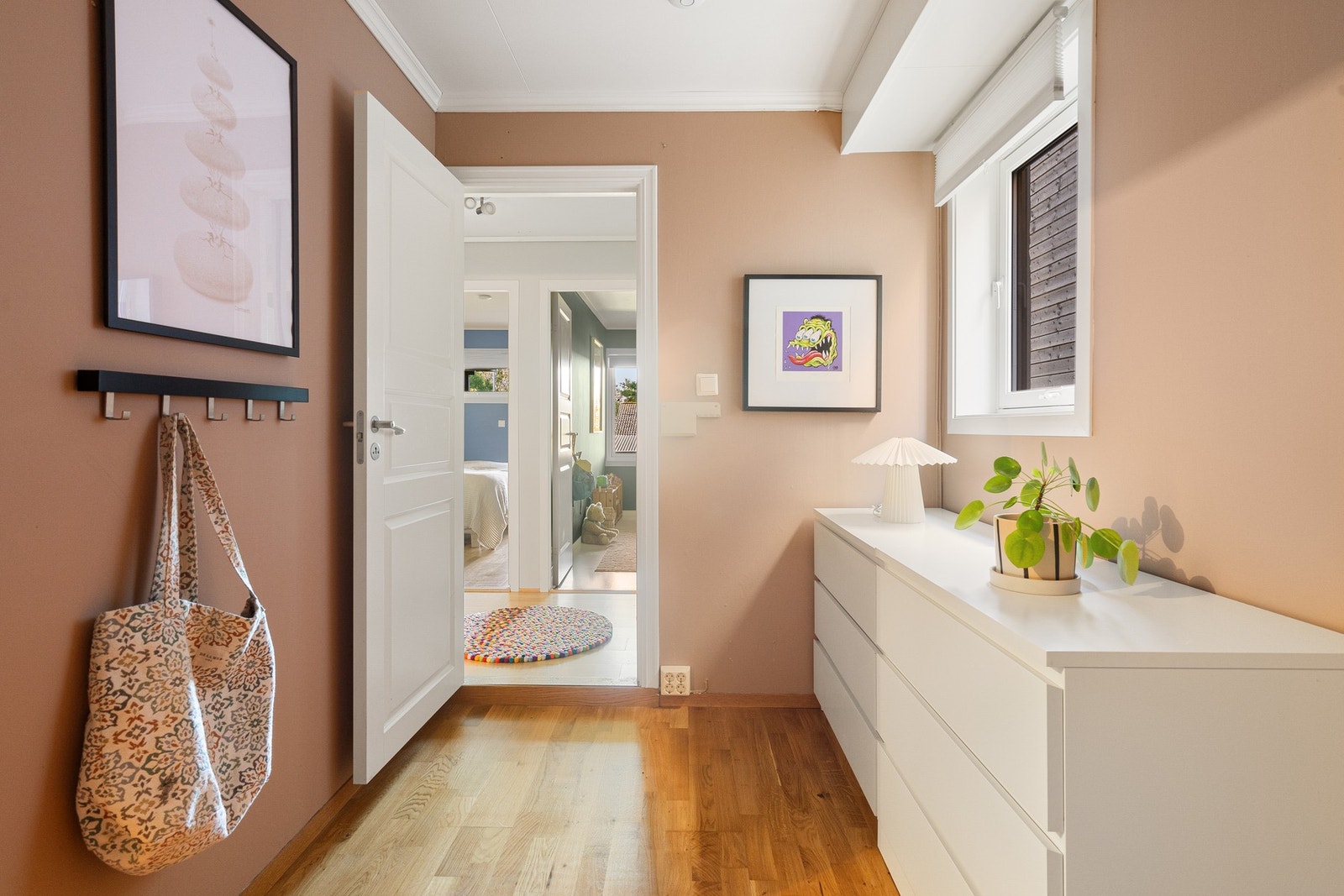 Dette rommet benyttes i dag som garderobe og tilbyr gode oppbevaringsmuligheter. Galleribilde