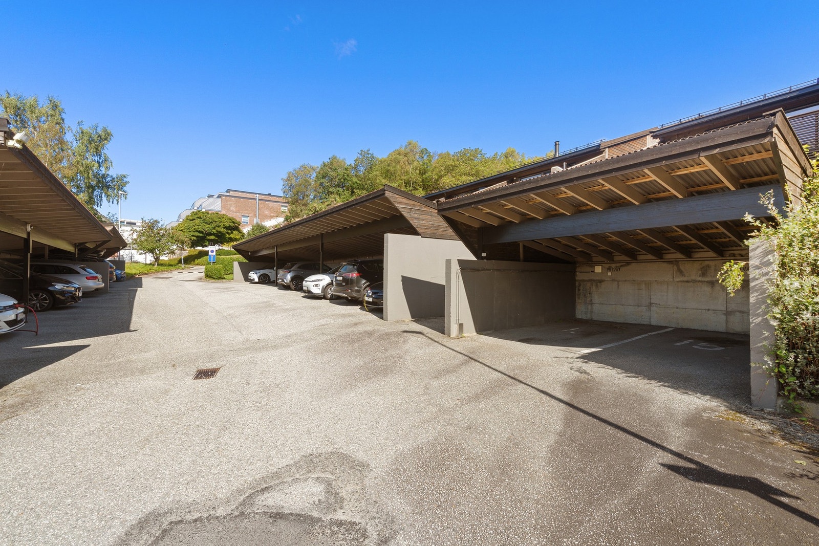 Parkeringsplass i carport med mulighet for å installere lader. Galleribilde