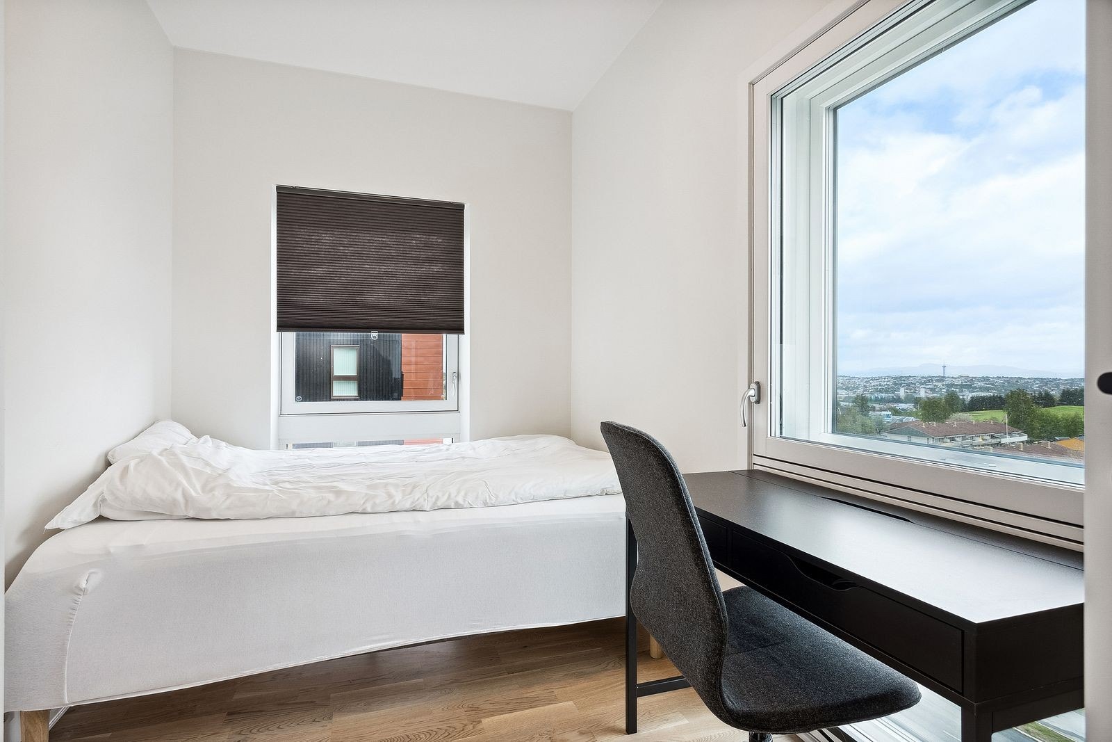 Pent og lyst soverom Galleribilde