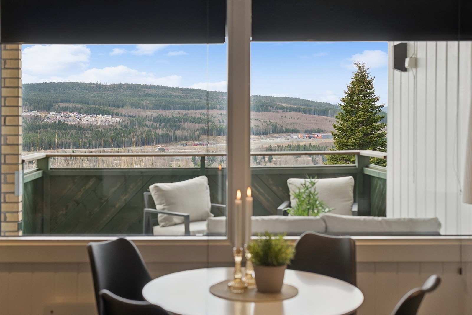 Gjennom stuevinduene er det fin utsikt til Marikollen og nye Byporten. Galleribilde