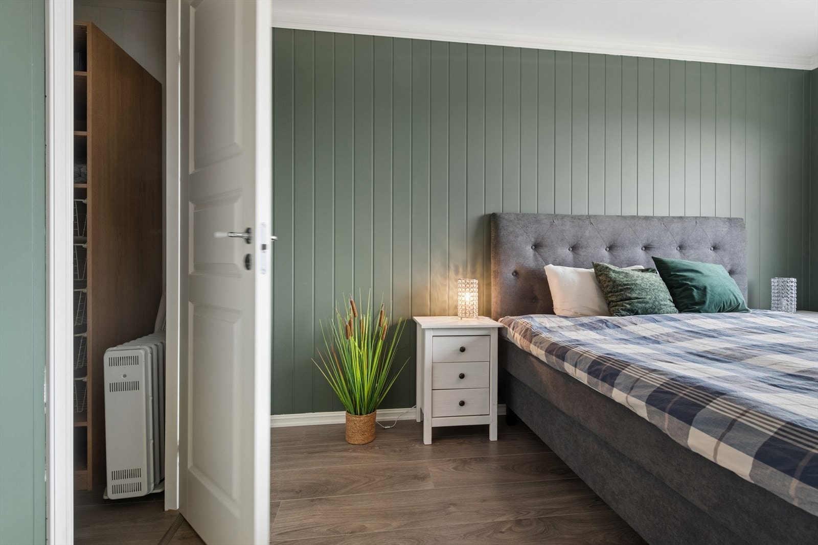 Walk-in-garderobe innenfor soverommet. Galleribilde