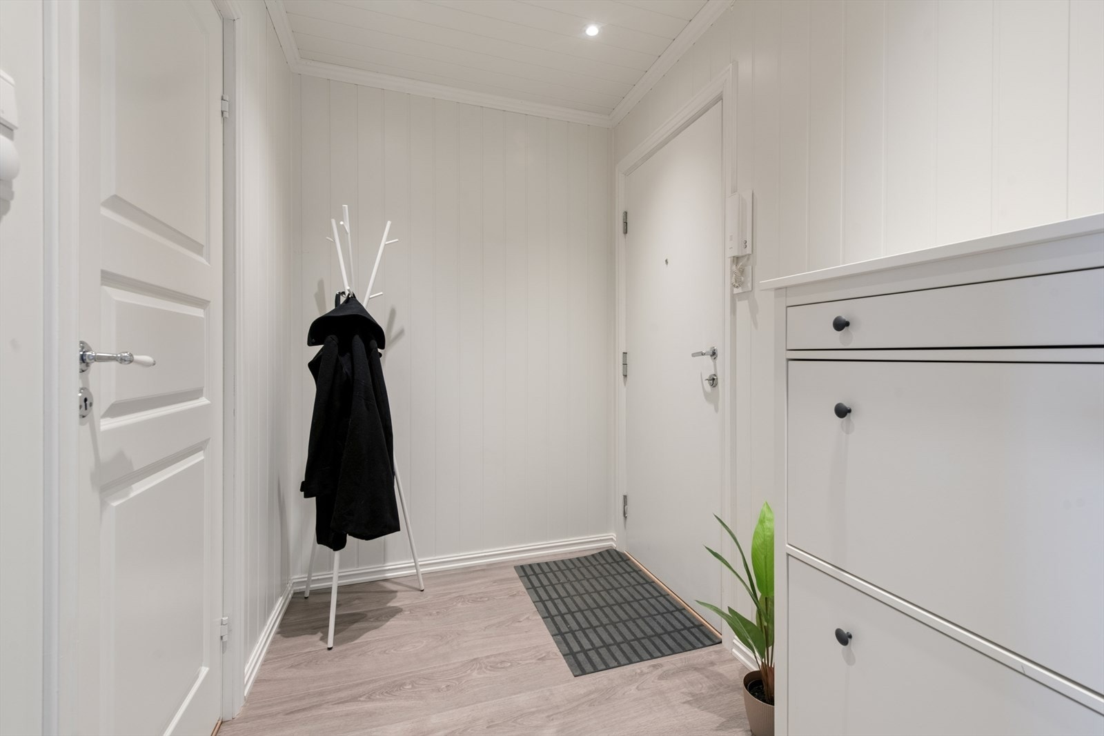 Badet ligger innenfor entreen. Galleribilde