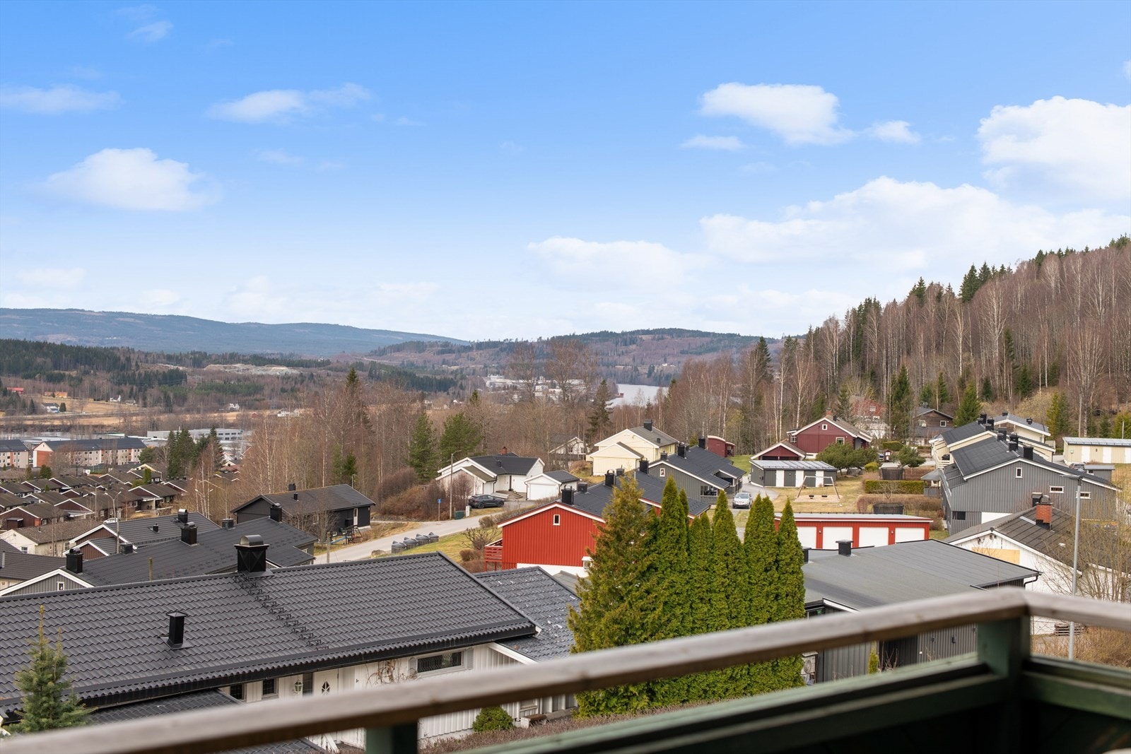 I den andre retningen er det utsikt til Glomma, og ofte svært pene solnedganger. Galleribilde