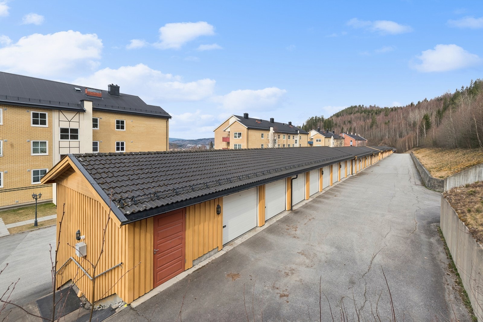 Medfølgende garasje i rekke med elektrisk portåpner. Galleribilde