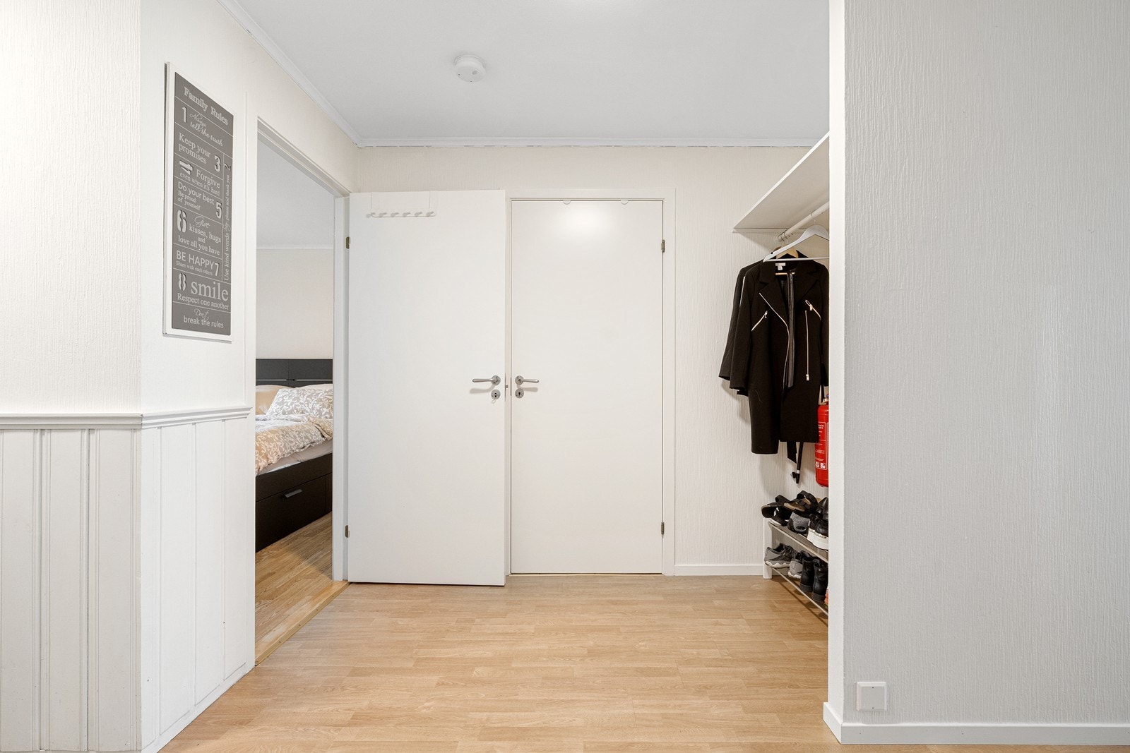 Leiligheten har en praktisk gang med garderobeplass Galleribilde