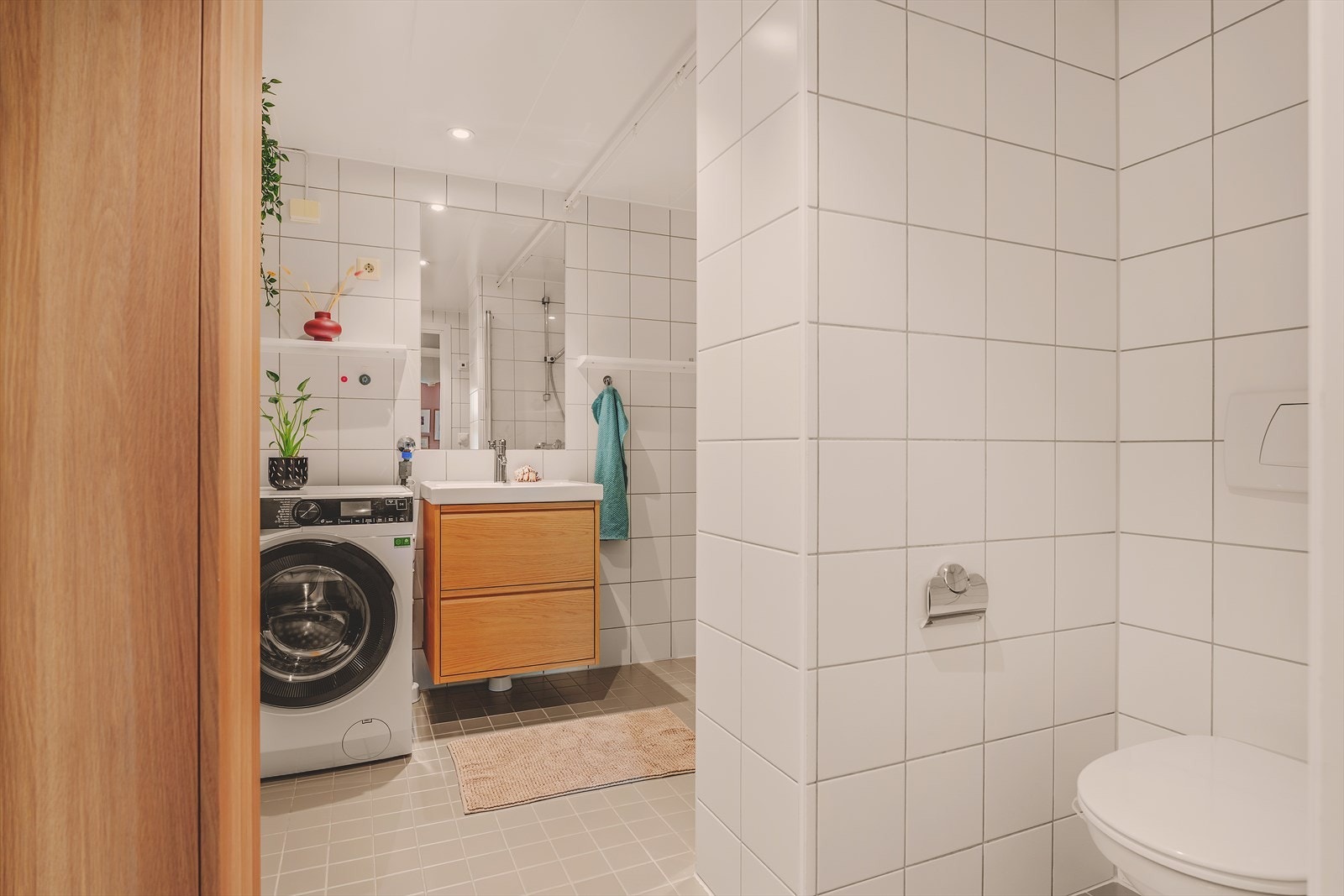 Et pent og romslig bad fra byggeår. Badet er flislagt med varmekabler på gulv. Galleribilde