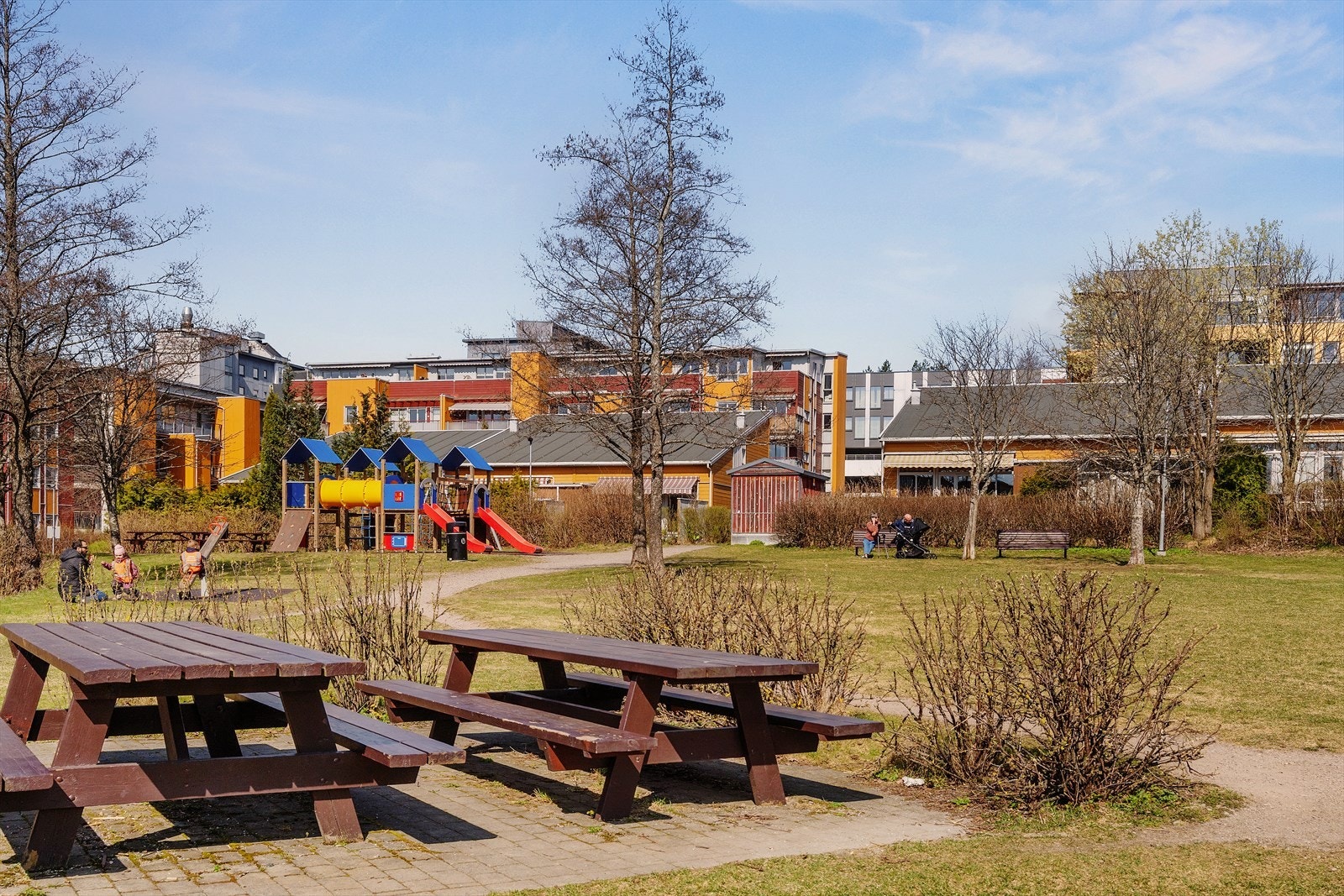 Borettslaget har flere lekeplasser og sittegrupper. Det er oversiktelig og et fint sted å vokse opp og oversiktelig for foreldre Galleribilde