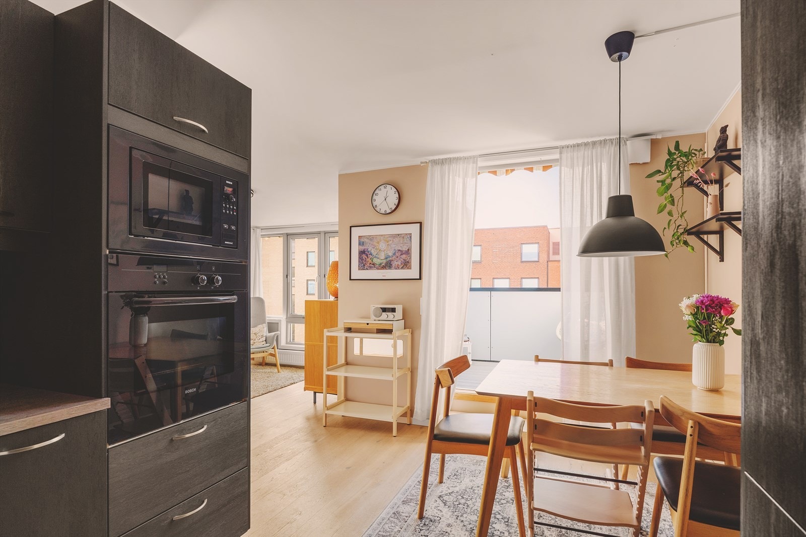 Kjøkkenet er utstyrt med mikroovn, komfyr, platetopp, kjøl/frys og frittstående oppvaskmaskin. Det er fliser på vegg over benk og ventilator med mekanisk avtrekk. Det er etablert belysning under overskap samt strømuttak over benk. Rørene ble byttet i 2024 Galleribilde