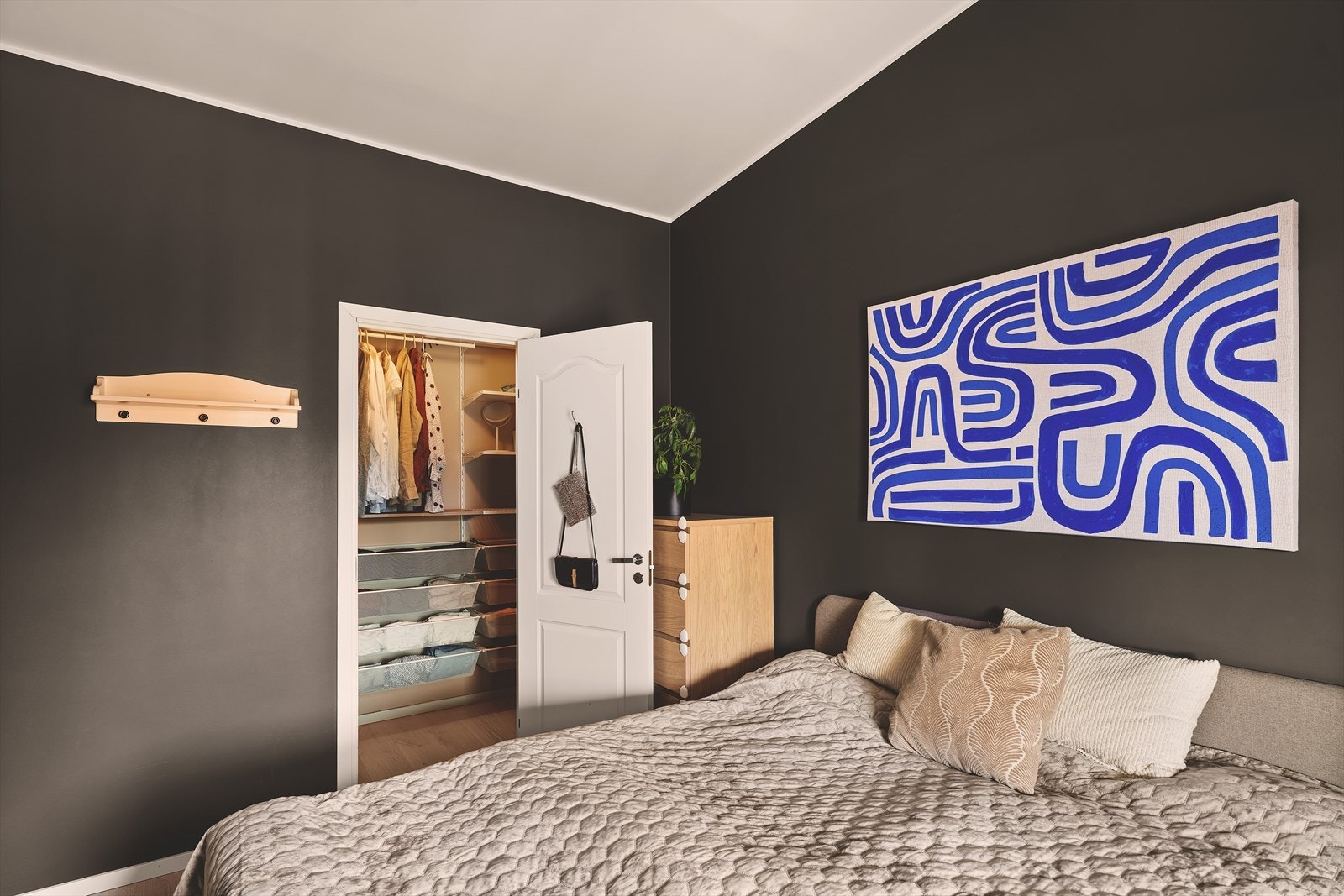 Walk-in garderobe med god oppbevaringsplass. Galleribilde