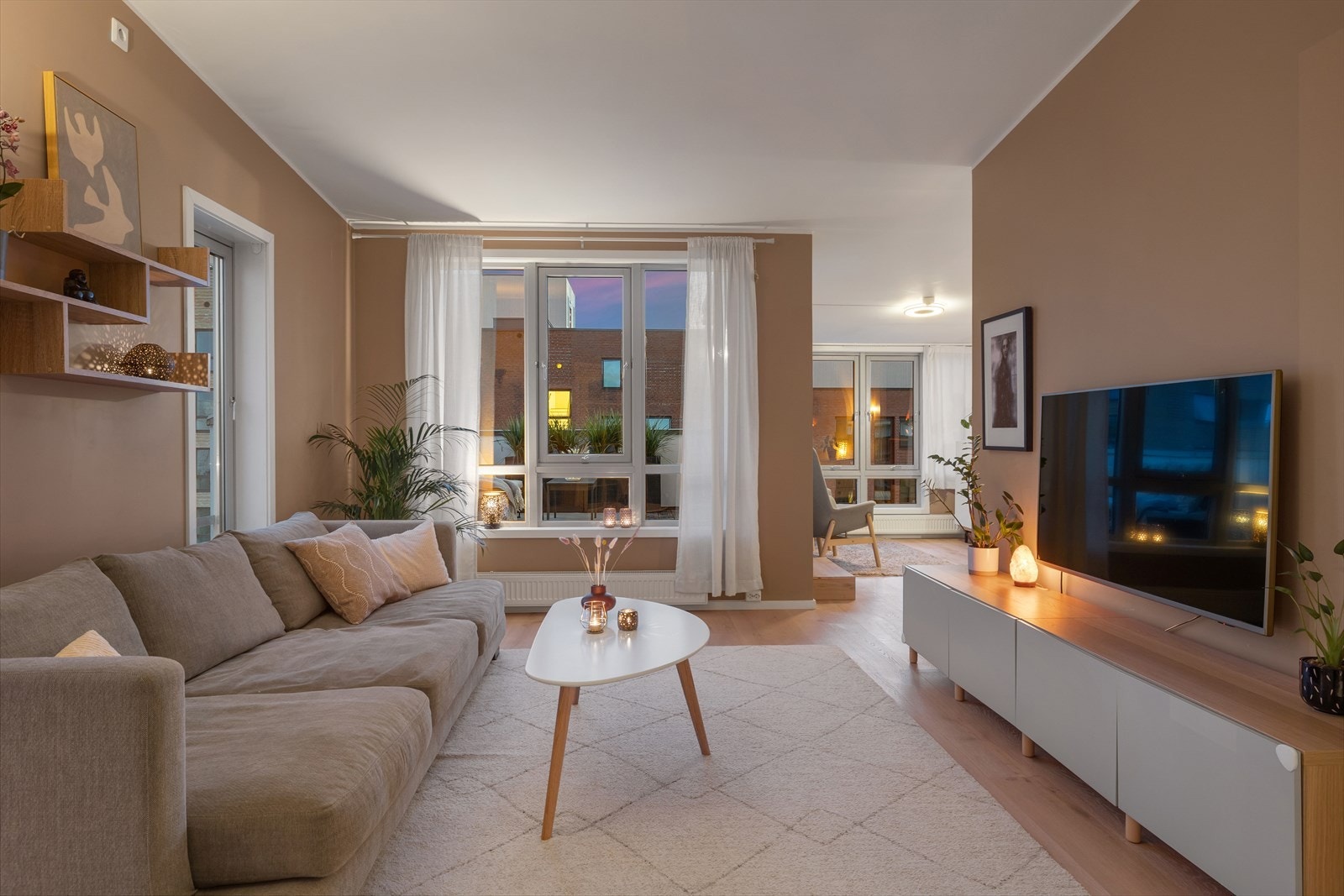 Leiligheten har et utrolig lys som må oppleves. To balkonger og terrasse ved inngangsparti. Galleribilde