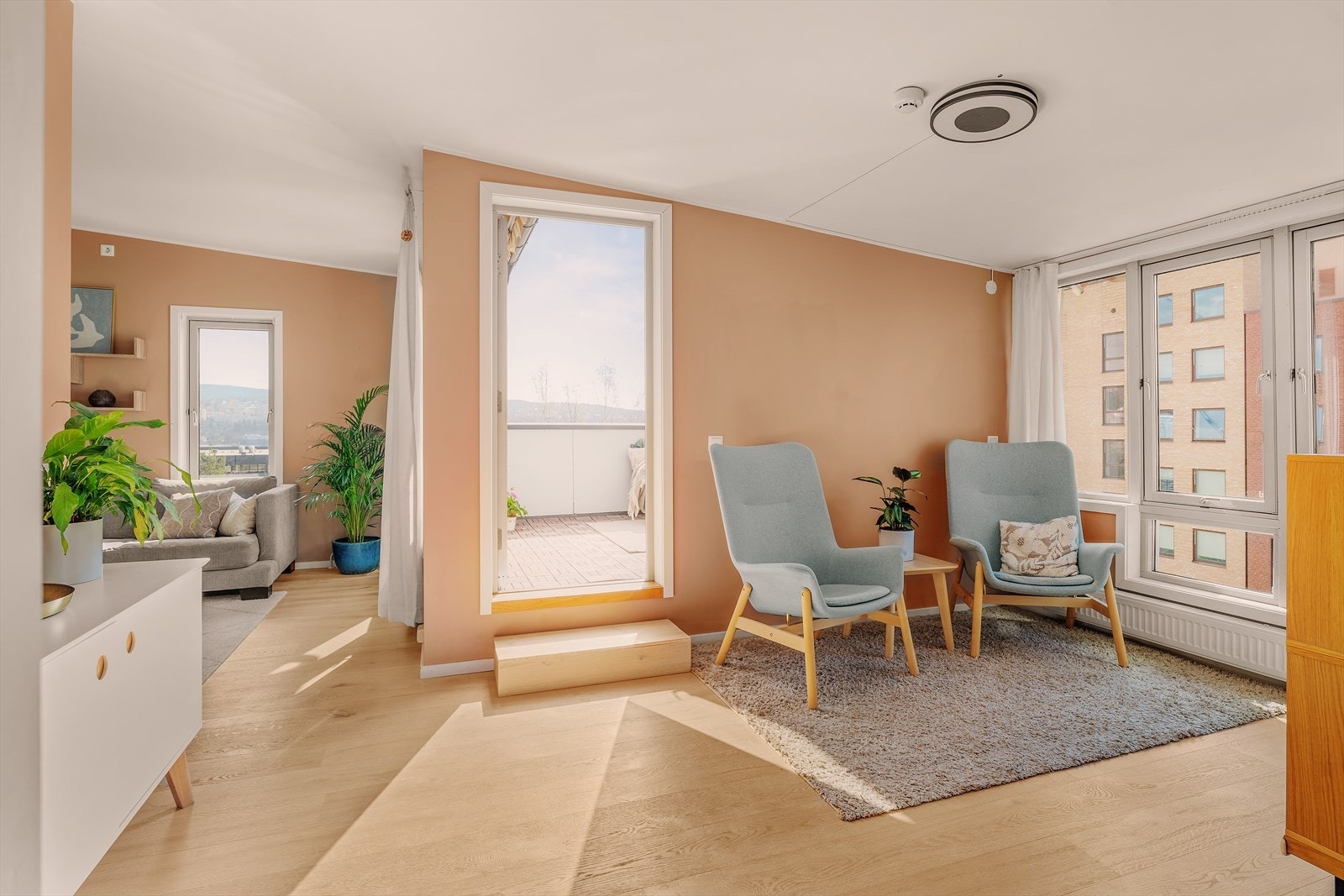 Stuen har flere soner og det finnes et hjørne til alle i familien enten det er lekser eller middag. Galleribilde