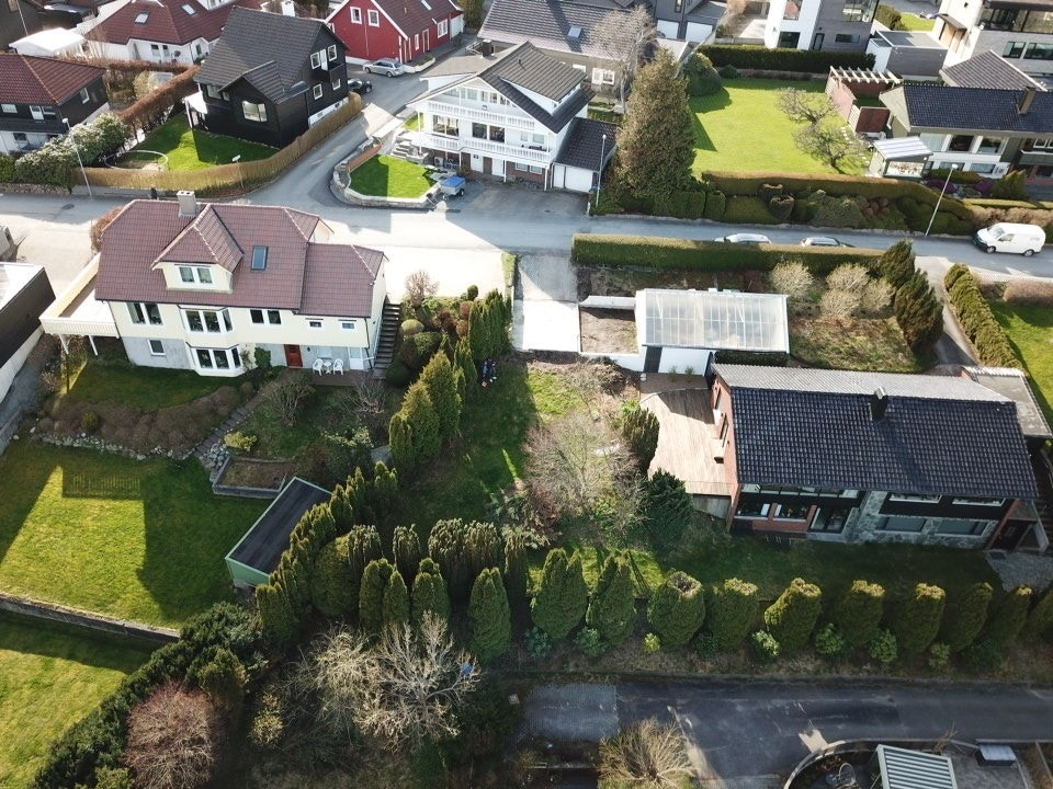 Meget fin beliggenhet i et etablert villastrøk kun ca. 1 km fra Sandnes sentrum. Skrånende terreng med mulighet for 2 etasjer + underetasje/sokkeletasje. Galleribilde