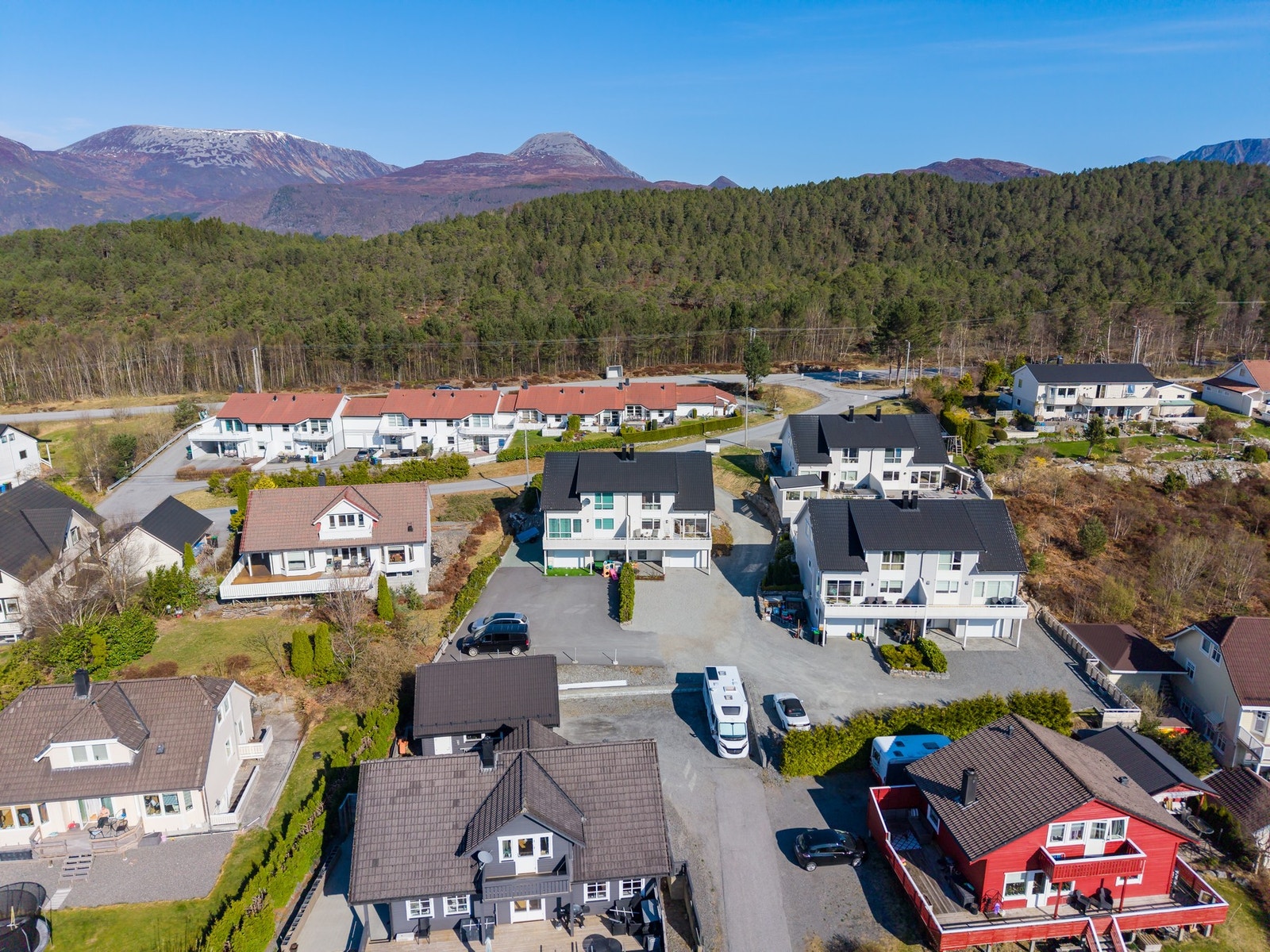 Oversiktsbilde nærområde. Her bor du rolig og landlig til, men likevel med de fleste fasiliteter innen kort avstand. Bussforbindelser like ved Galleribilde