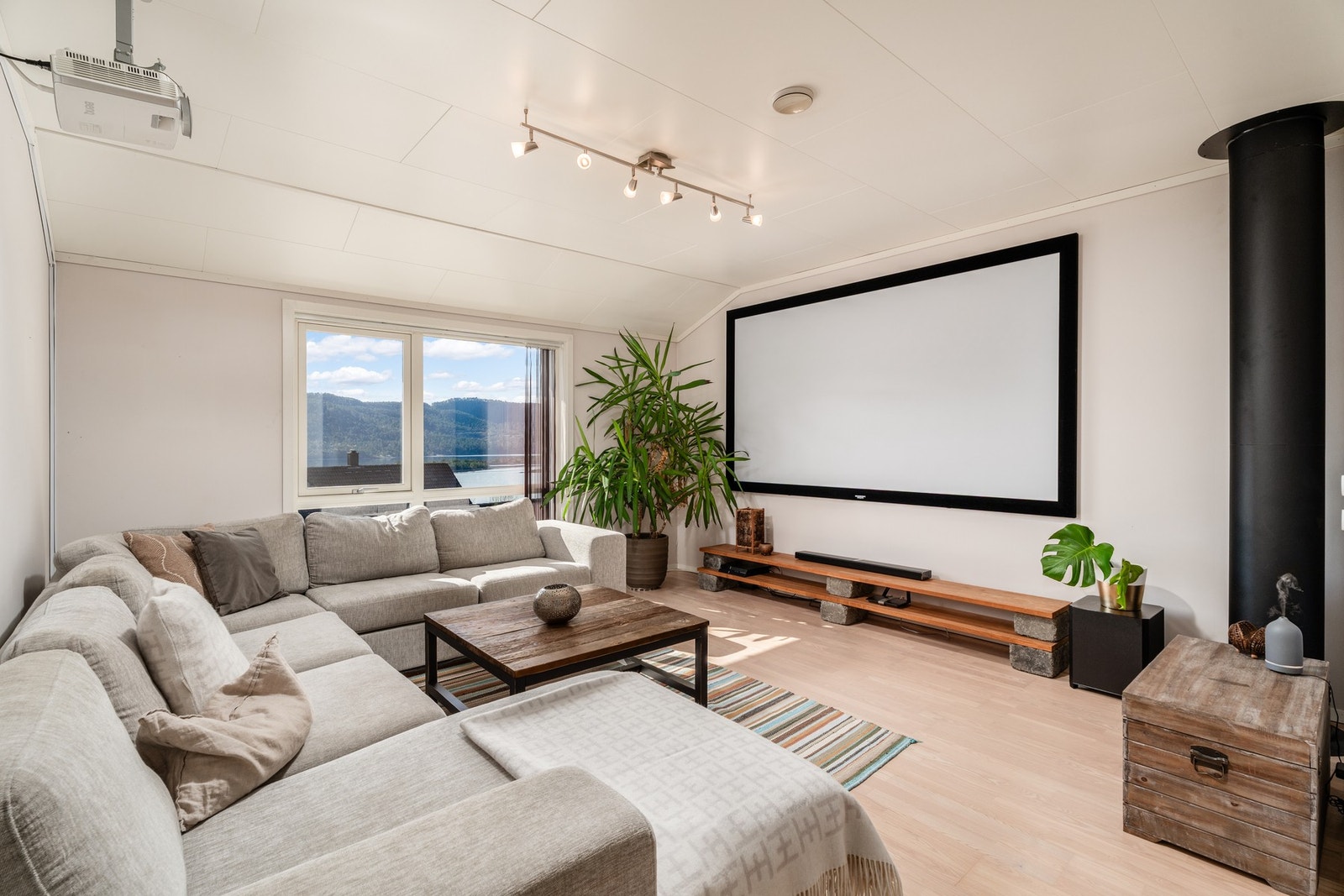 Om ønskelig er det mulig å sette opp lettvegg for å få en mer skjermet loftstue, eller muligens for å etablere et 4. soverom? Galleribilde