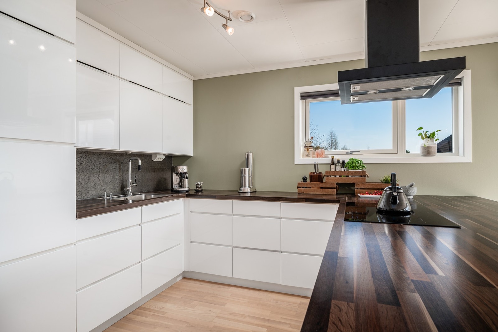 Flott benkeplate av laminat og ventilator med avtrekk ut. Ventilatorhetten også ny i april 2026 Galleribilde