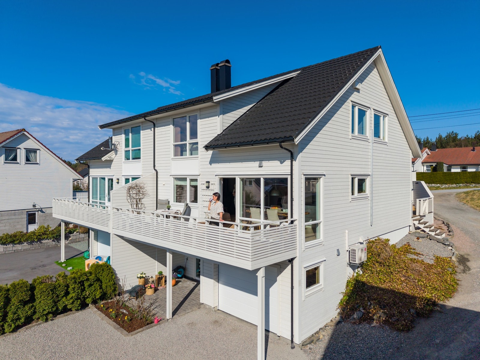 Boligen er av god størrelse og går over 3 plan Galleribilde