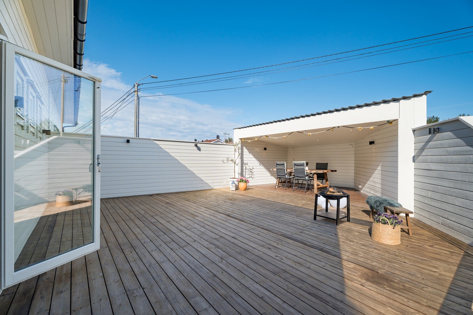 Fra soverommet er det også adkomst til den rålekre terrassen og utestua Galleribilde