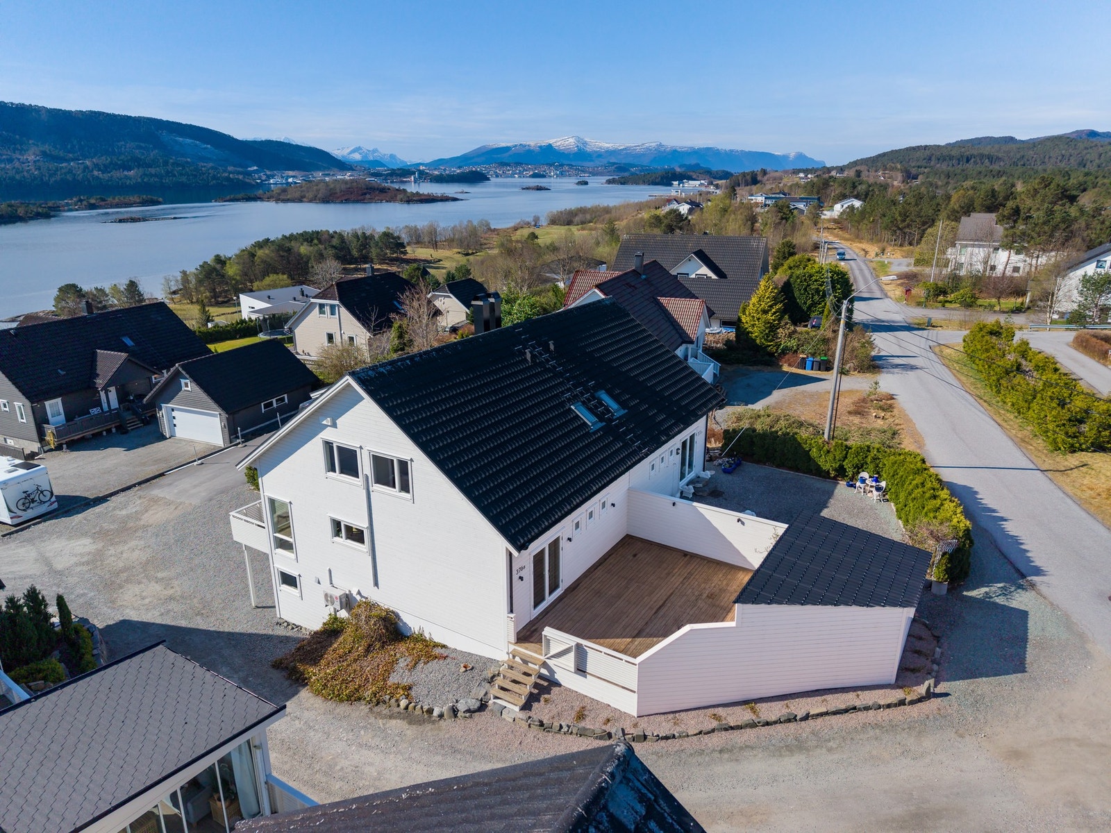 Eiendommen ligger flott til i boligfeltet og har en pent opparbeidet tomt og store terrasseareal Galleribilde