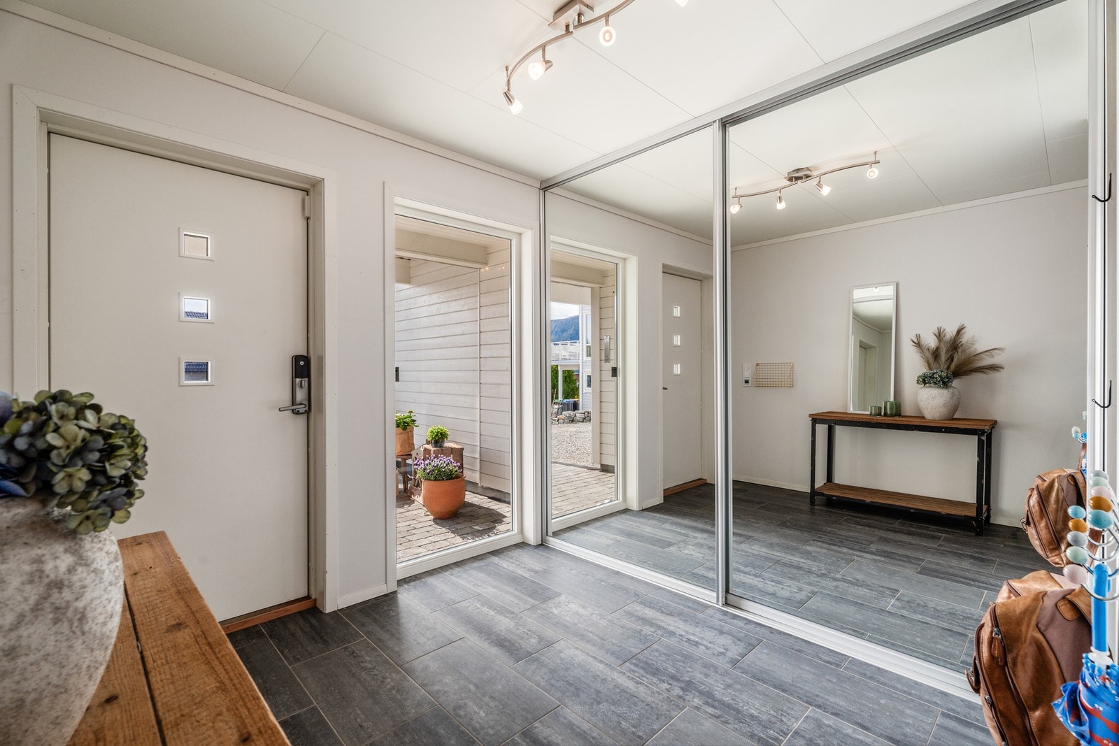 Velkommen inn! Lys og romslig inngangsparti med en romslig skyvedørsgarderobe. Flislagt gulv med elektriske varmekabler Galleribilde