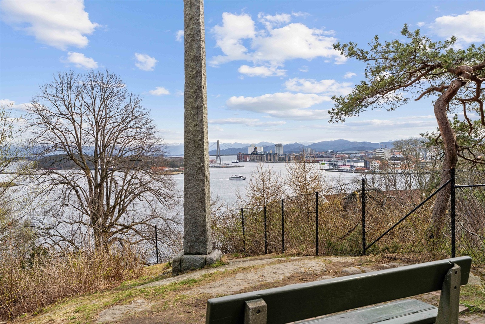 Fra høyden i nabolaget er det flott utsikt over innseilingen til Stavanger. Galleribilde
