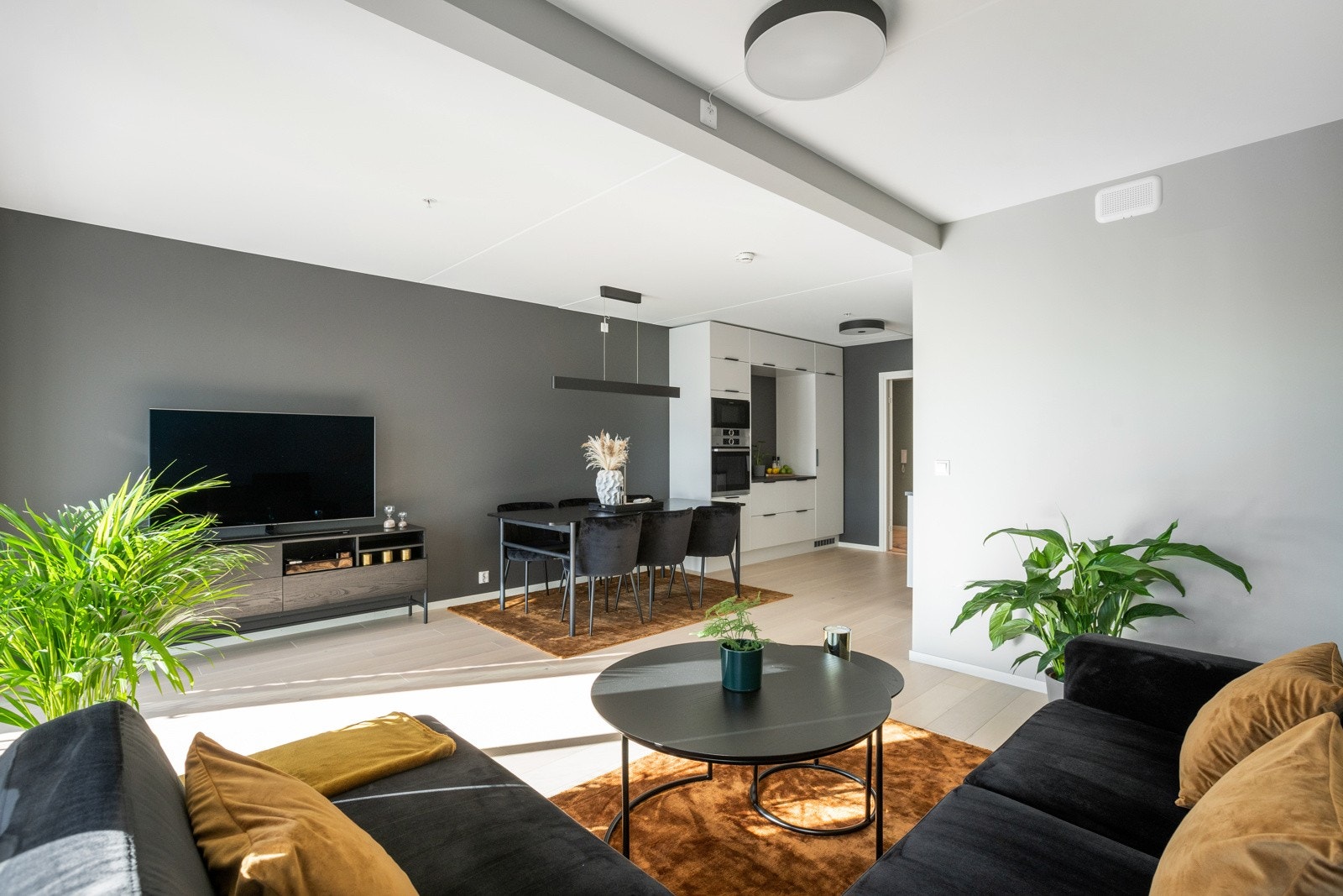 Stuen er lys og luftig med god plass til sofagruppe og spisebord. Galleribilde