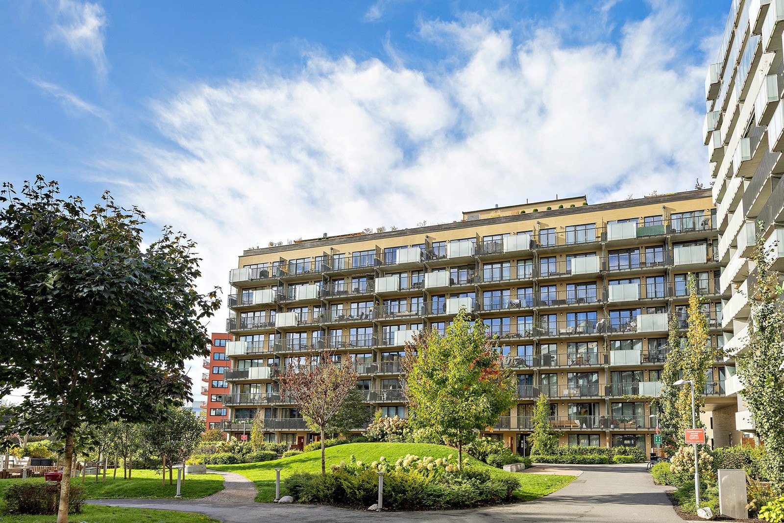 Parkemessig gårdsrom. Galleribilde