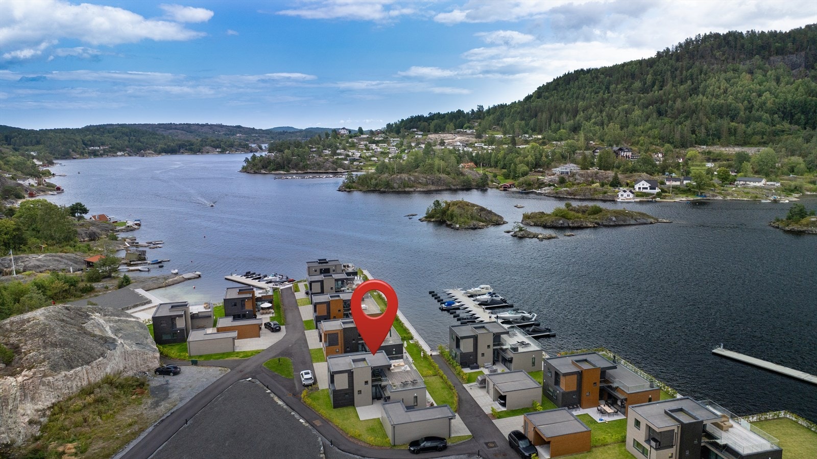 Flotte fellesområder med strandpromenade, lekeplass og sandstrand. Galleribilde